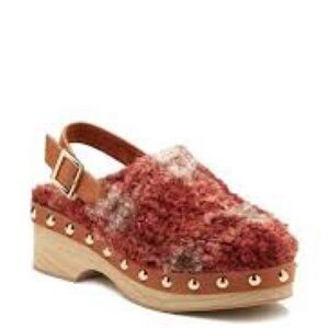 NWOT KELSI DAGGER s6.5 boucle’ clogs-gold tone studs-slingback-adorable-cozy